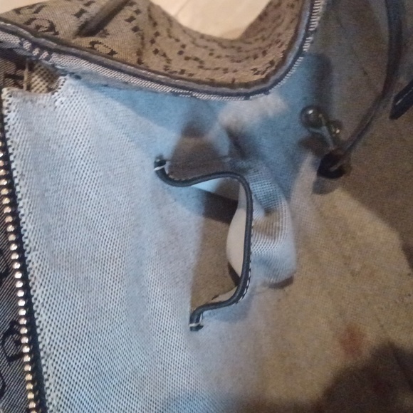 Classy Dooney & Bourke Signature Shoulder Bag - Picture 12 of 16